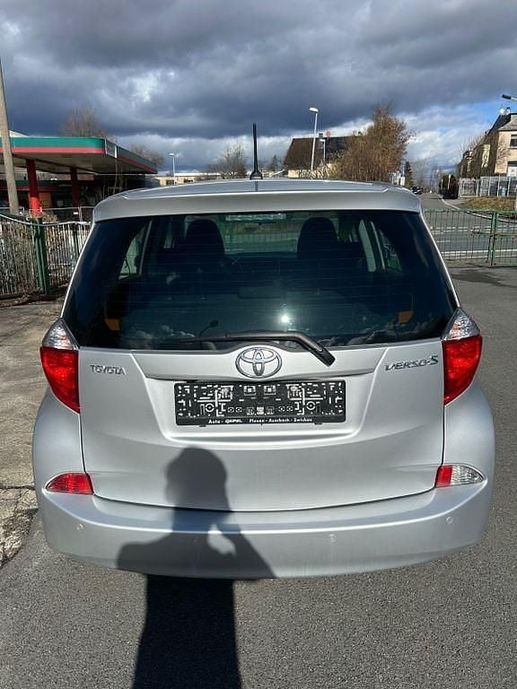 Gebraucht Toyota Verso-S 99 PS (72 kW) 2012 Silber Van / Kleinbus