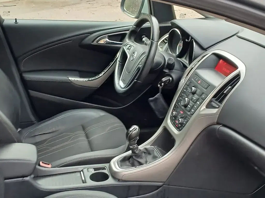 Usata Opel Astra 140 CV (102 kW) 2012 Argento Berlina