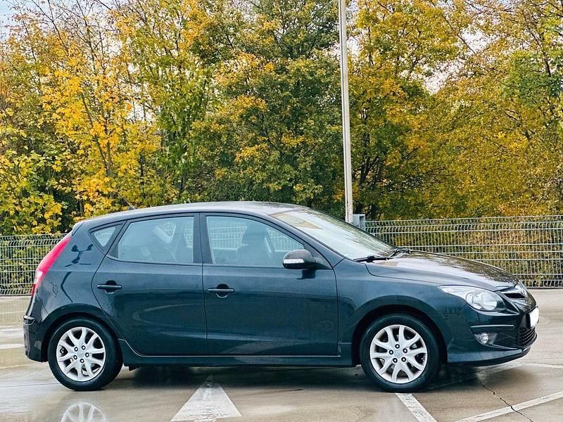 Schwarz Gebraucht 2011 Hyundai i30 Limousine | 6.999 € (Teuer) - Bild 1/4