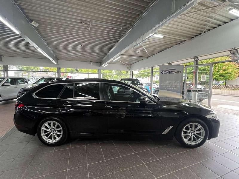 Saphirschwarz Gebraucht 2023 BMW 520 Sport Line Kombi | 37.700 € (Fairer Preis) - Bild 1/4
