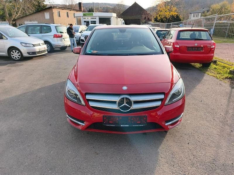 Rot Gebraucht 2012 Mercedes B200 Edition 1 Van / Kleinbus | 6.999 € (Guter Preis) - Bild 1/4