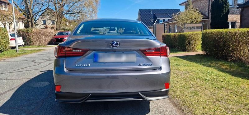 Gebraucht Lexus IS300h 223 PS (164 kW) 2016 Grau Limousine
