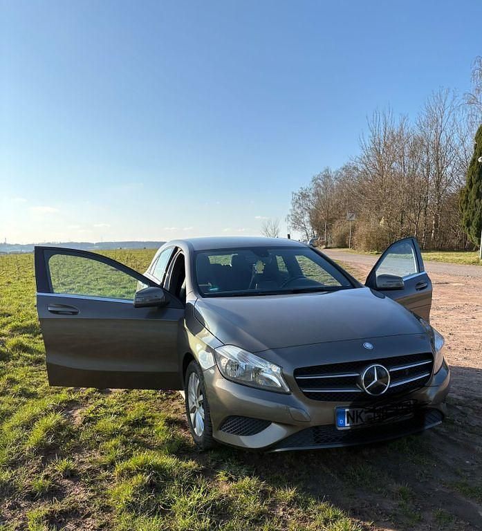 Gebraucht Mercedes A180 122 PS (89 kW) 2012 Braun Limousine