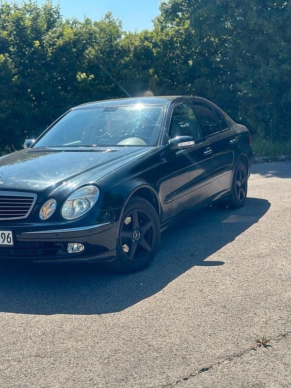 Schwarz Gebraucht 2003 Mercedes E220 Limousine | 1.900 € (Superpreis) - Bild 1/4