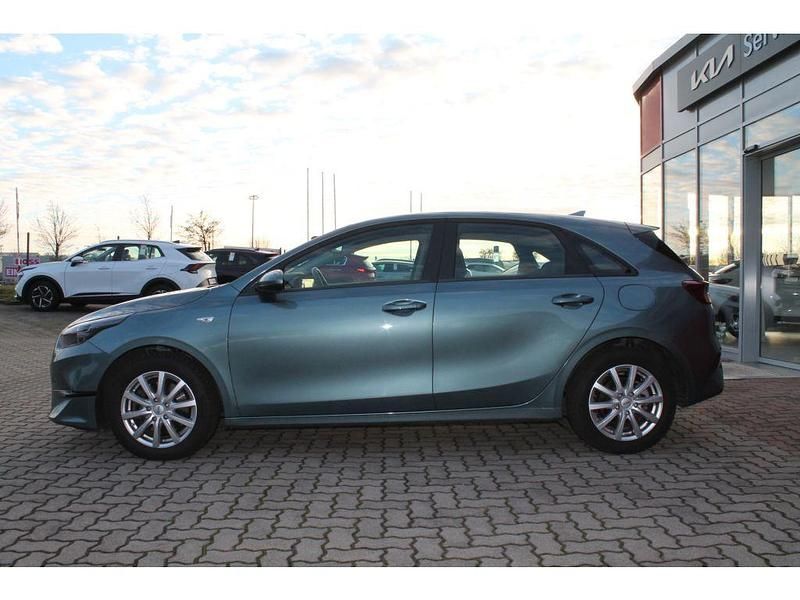 Gebraucht Kia Ceed 120 PS (88 kW) 2024 Yuka steel grey Kleinwagen