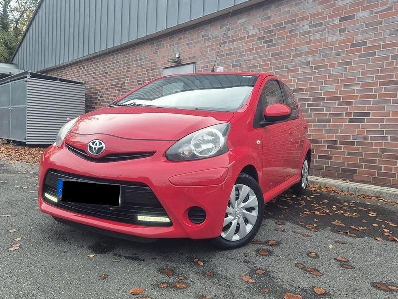 Rot Gebraucht 2014 Toyota Aygo Kleinwagen | 4.680 € (Fairer Preis) - Bild 1/4
