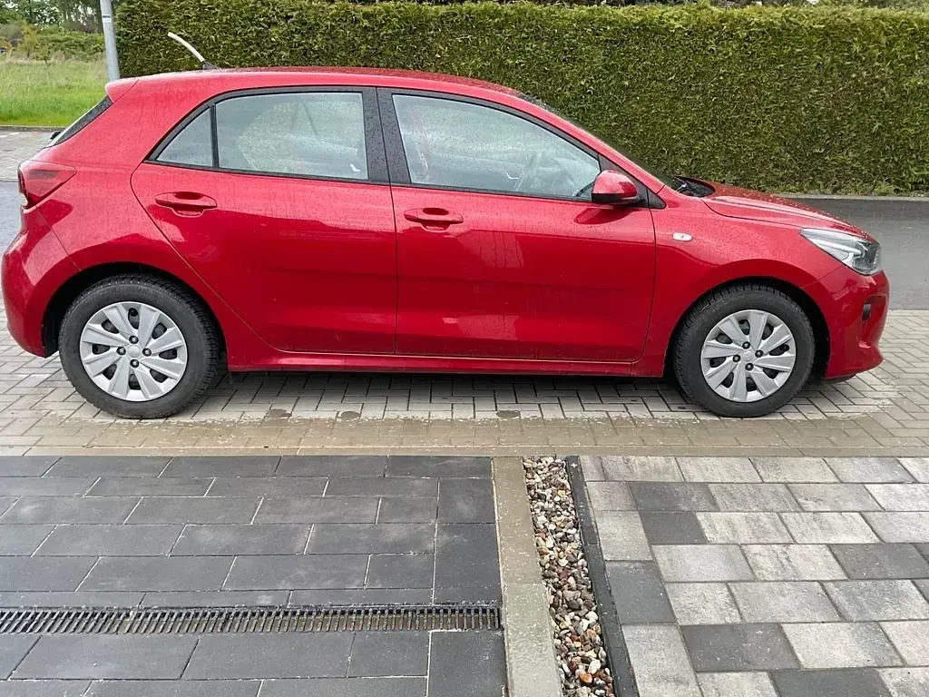 Używany Kia Rio Attract 84 KM (61 kW) 2017 Czerwony Sedan/Limuzyna
