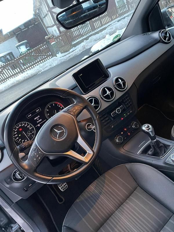 Gebraucht Mercedes B180 122 PS (89 kW) 2012 Grau Van / Kleinbus