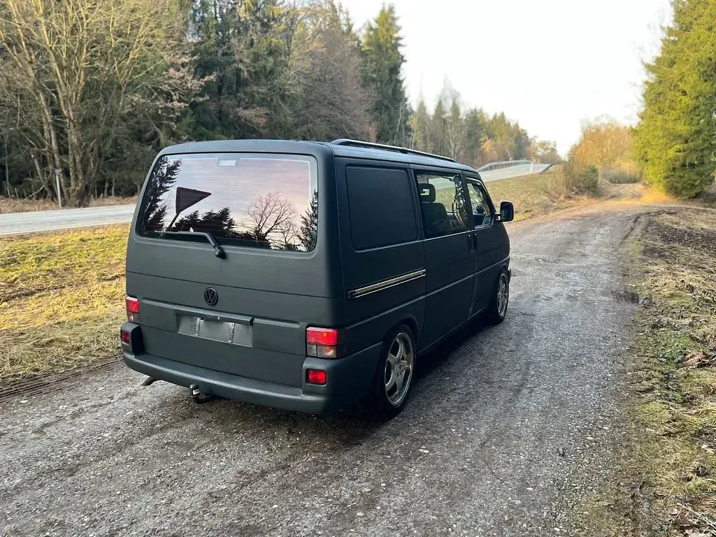Second-hand VW Caravelle 102 CP (75 kW) 2000 Negru Van