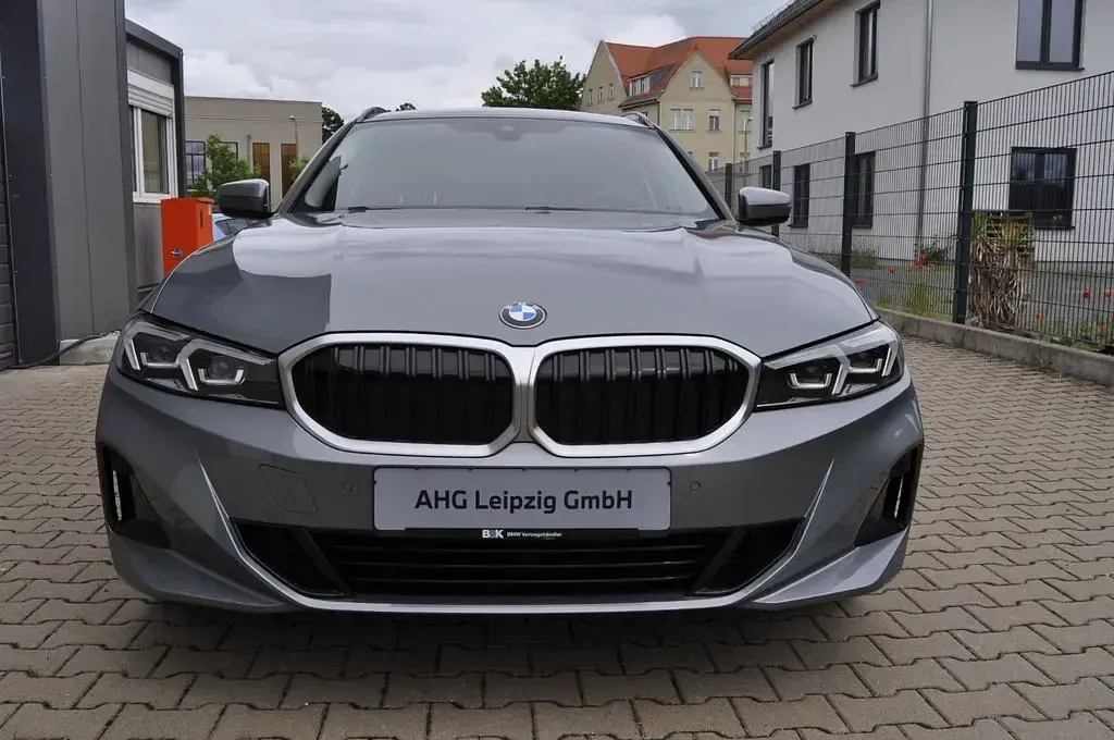 Gebraucht BMW 318 156 PS (114 kW) 2024 Grau Kombi