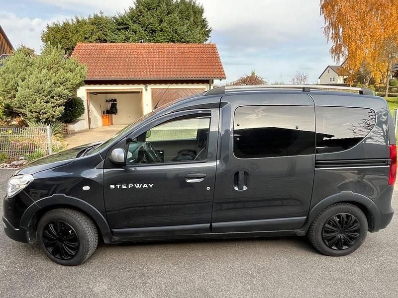 Grau Gebraucht 2020 Dacia Dokker Stepway Van / Kleinbus | 15.800 € (Guter Preis) - Bild 1/4