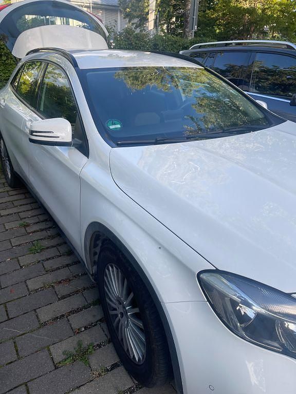 Schwarz Gebraucht 2019 Mercedes GLA200 SUV | 16.500 € - Bild 1/4