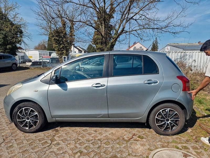 Gebraucht Toyota Yaris 69 PS (50 kW) 2005 Silber Limousine
