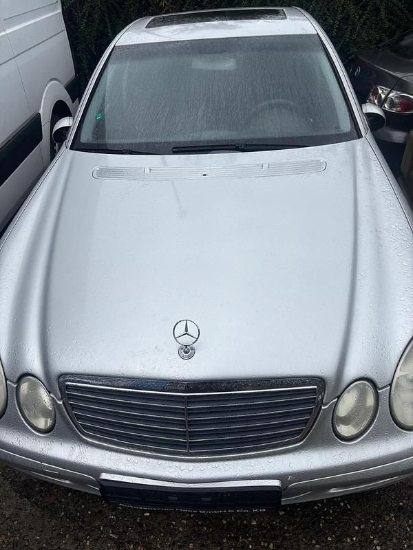 Grau Gebraucht 2002 Mercedes E220 Limousine | 1.500 € (Superpreis) - Bild 1/4