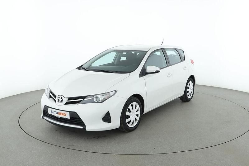 Weiß Gebraucht 2015 Toyota Auris Cool Limousine | 9.450 € (Fairer Preis) - Bild 1/3