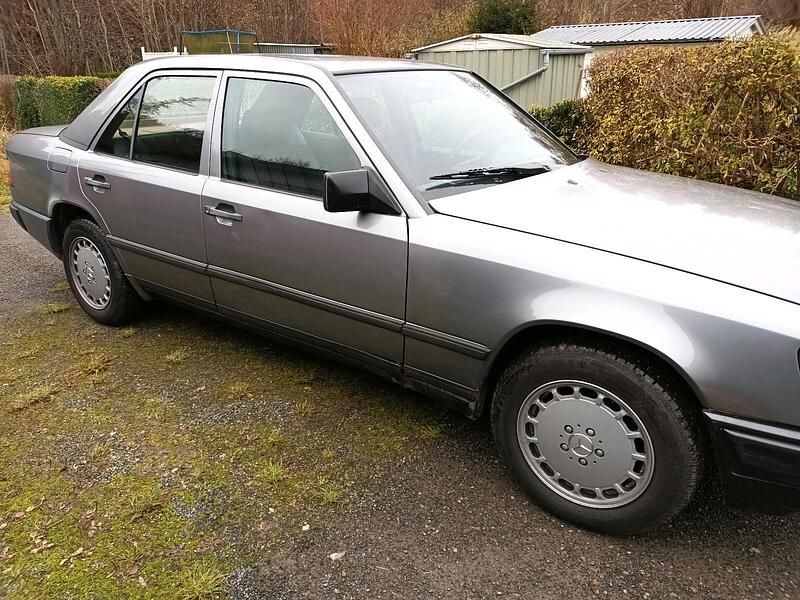 Gebraucht Mercedes E300 179 PS (131 kW) 1986 Grau Limousine