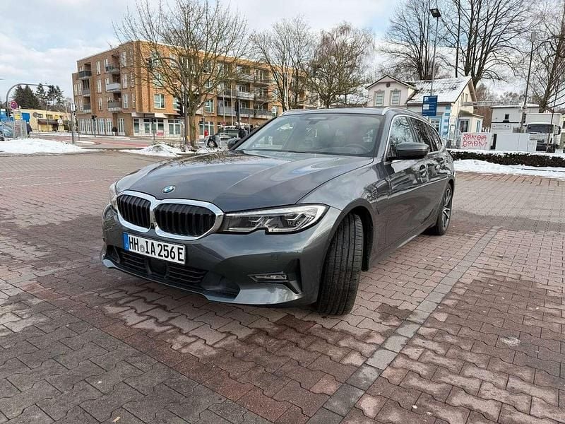 Gebraucht BMW 330e 184 PS (135 kW) 2021 Mineralgrau Kombi