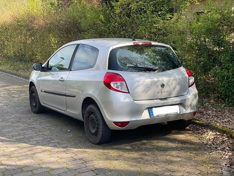 Gebraucht Renault Clio II 75 PS (55 kW) 2010 Silber Limousine