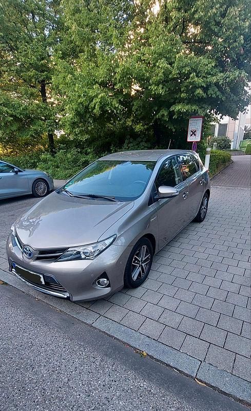 Braun Gebraucht 2015 Toyota Auris Hybrid Kleinwagen | 12.400 € (Etwas zu teuer) - Bild 1/4