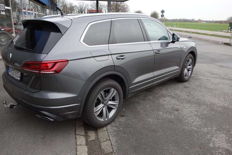 Siliziumgrau metallic Gebraucht 2022 VW Touareg R-line SUV | 60.900 € - Bild 1/4