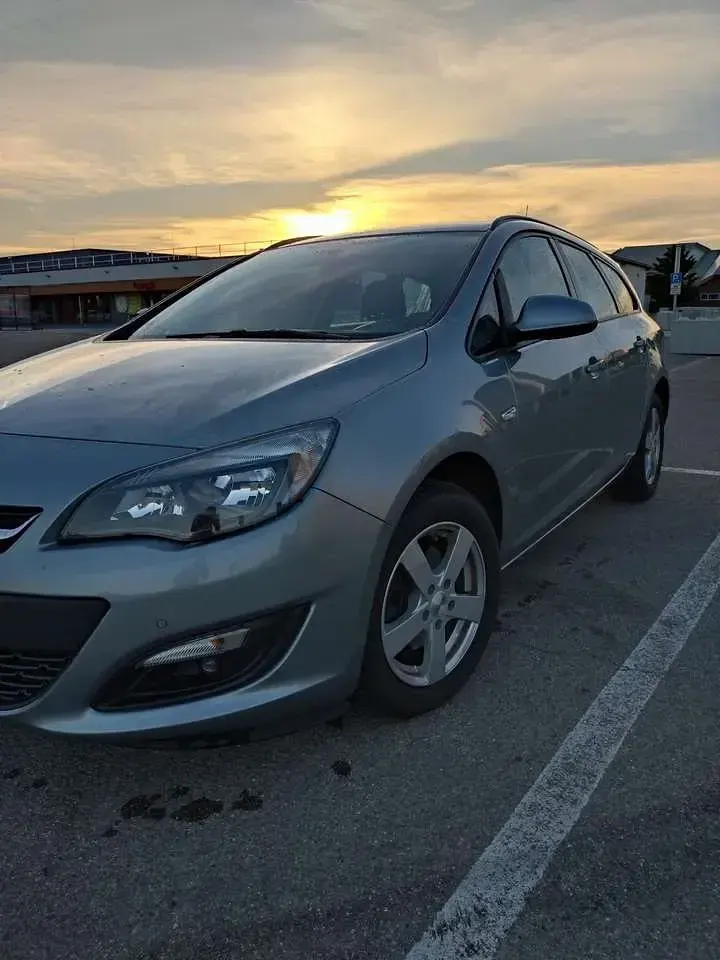 Gebraucht Opel Astra 110 PS (80 kW) 2014 Silber Kombi