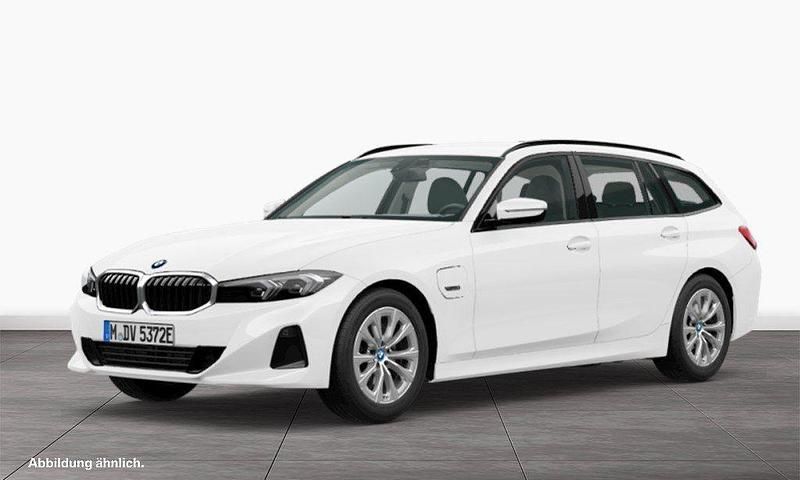 Weiß Gebraucht 2022 BMW 320e Kombi | 29.974 € (Fairer Preis) - Bild 1/3