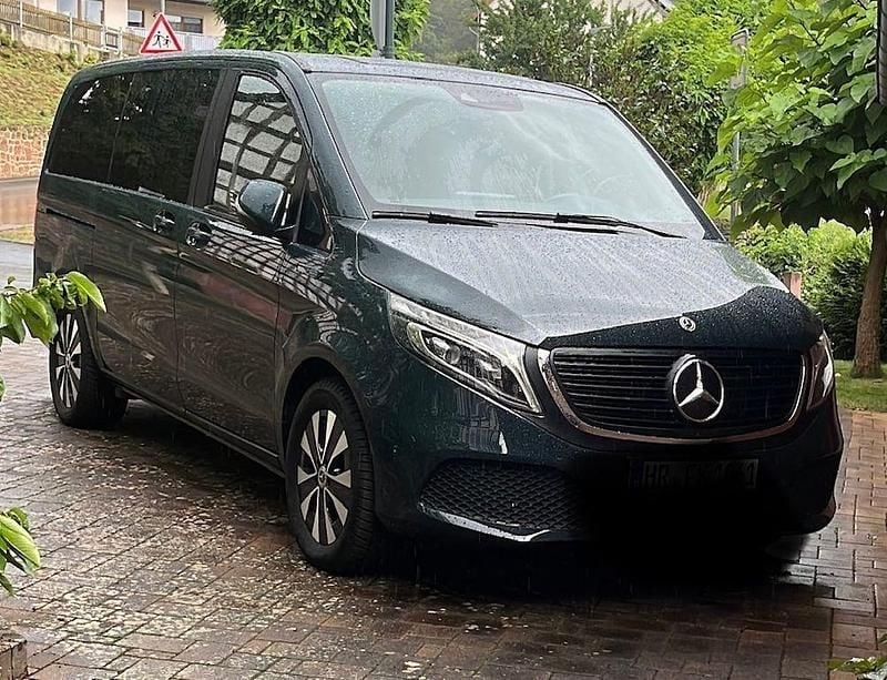 Grün Gebraucht 2021 Mercedes EQV300 Van / Kleinbus | 37.950 € (Superpreis) - Bild 1/4