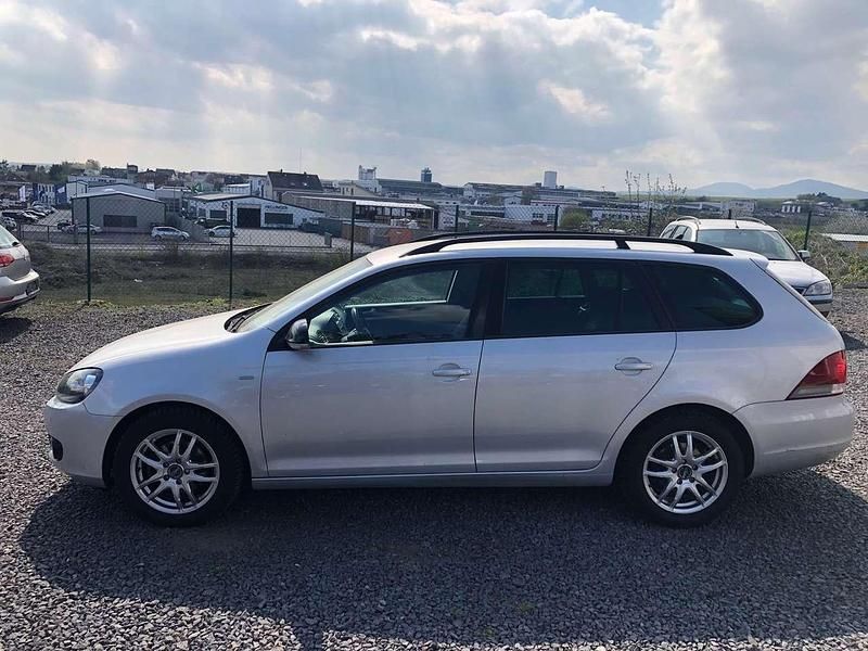 Gebraucht VW Golf VII Match 105 PS (77 kW) 2012 Frostsilber metallic Kombi
