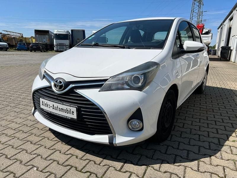 Weiß Gebraucht 2015 Toyota Yaris Limousine | 5.890 € (Guter Preis) - Bild 1/4
