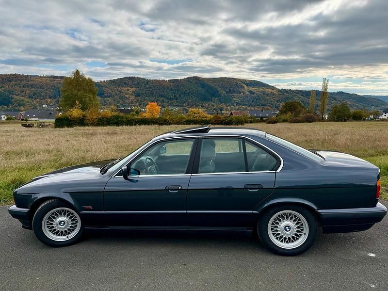 Grau Gebraucht 1994 BMW 520 Limousine | 11.999 € - Bild 1/4