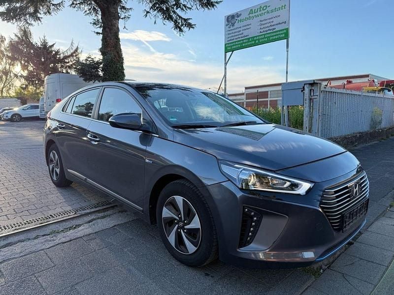 Grau Gebraucht 2017 Hyundai Ioniq Premium Limousine | 10.500 € (Superpreis) - Bild 1/4