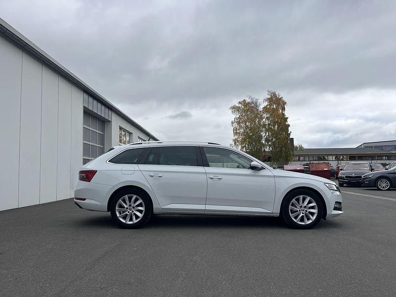 Gebraucht Skoda Superb Style 150 PS (110 kW) 2020 Moonweiss Kombi