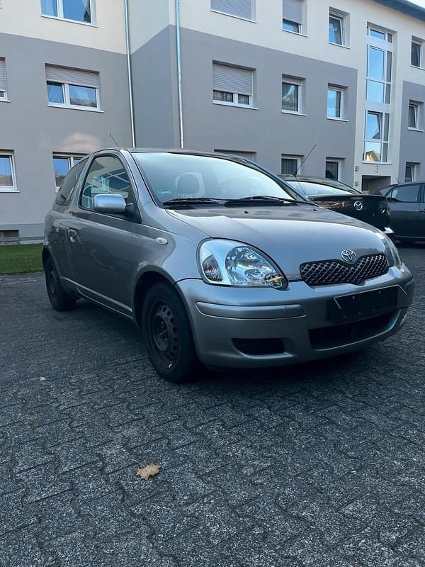 Silber Gebraucht 2003 Toyota Yaris Kleinwagen | 1.989 € (Fairer Preis) - Bild 1/4