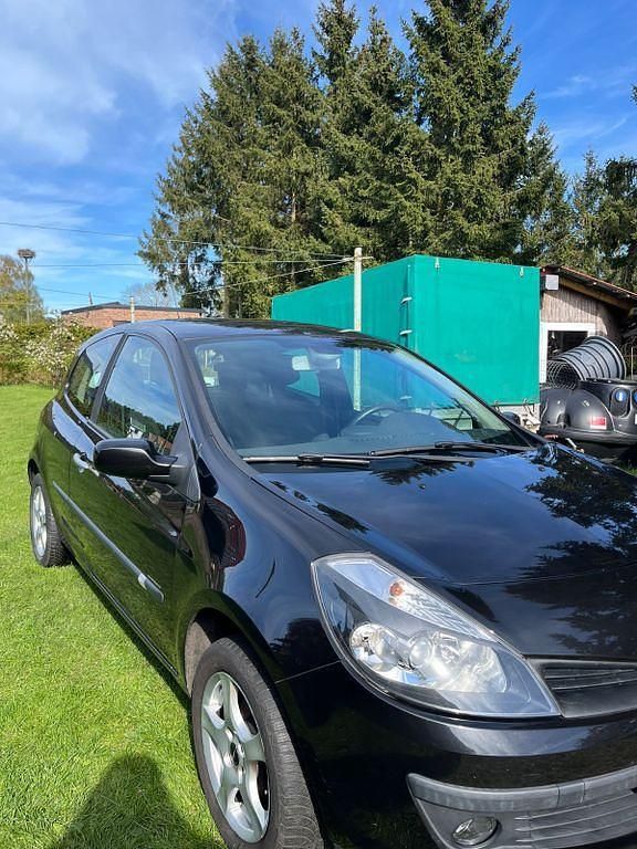 Second-hand Renault Clio II Expression 75 CP (55 kW) 2005 Negru Berlinǎ