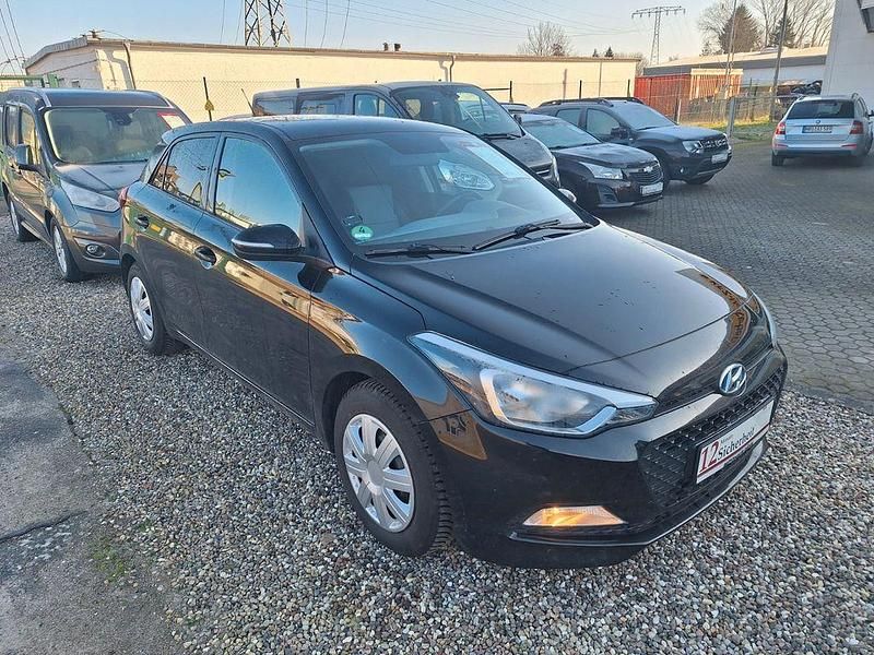 Gebraucht Hyundai i20 Classic 75 PS (55 kW) 2017 Schwarz Limousine