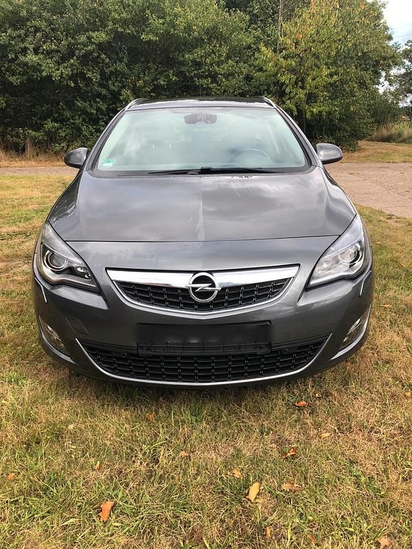 Grau Gebraucht 2011 Opel Astra Kombi | 2.800 € (Fairer Preis) - Bild 1/4