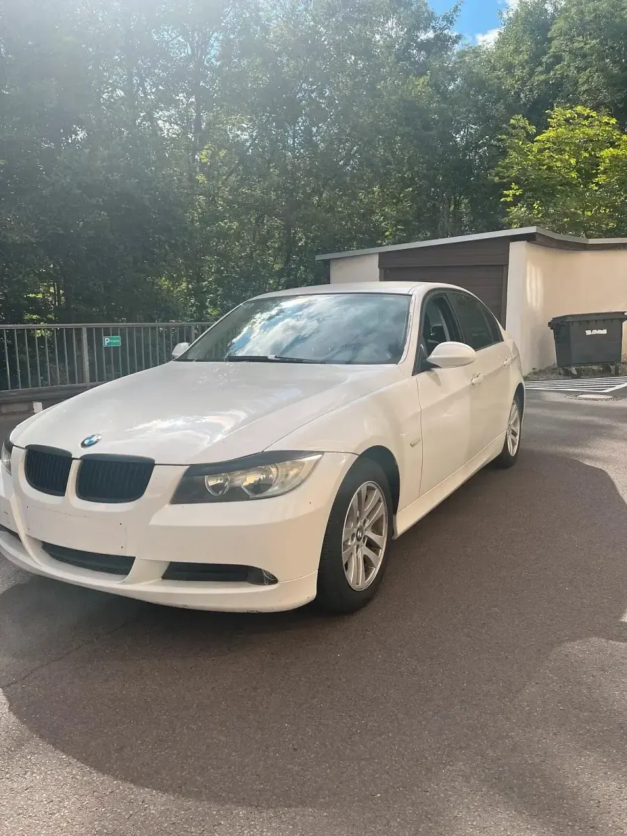Gebraucht BMW 318 Basis 143 PS (105 kW) 2008 Weiß Limousine