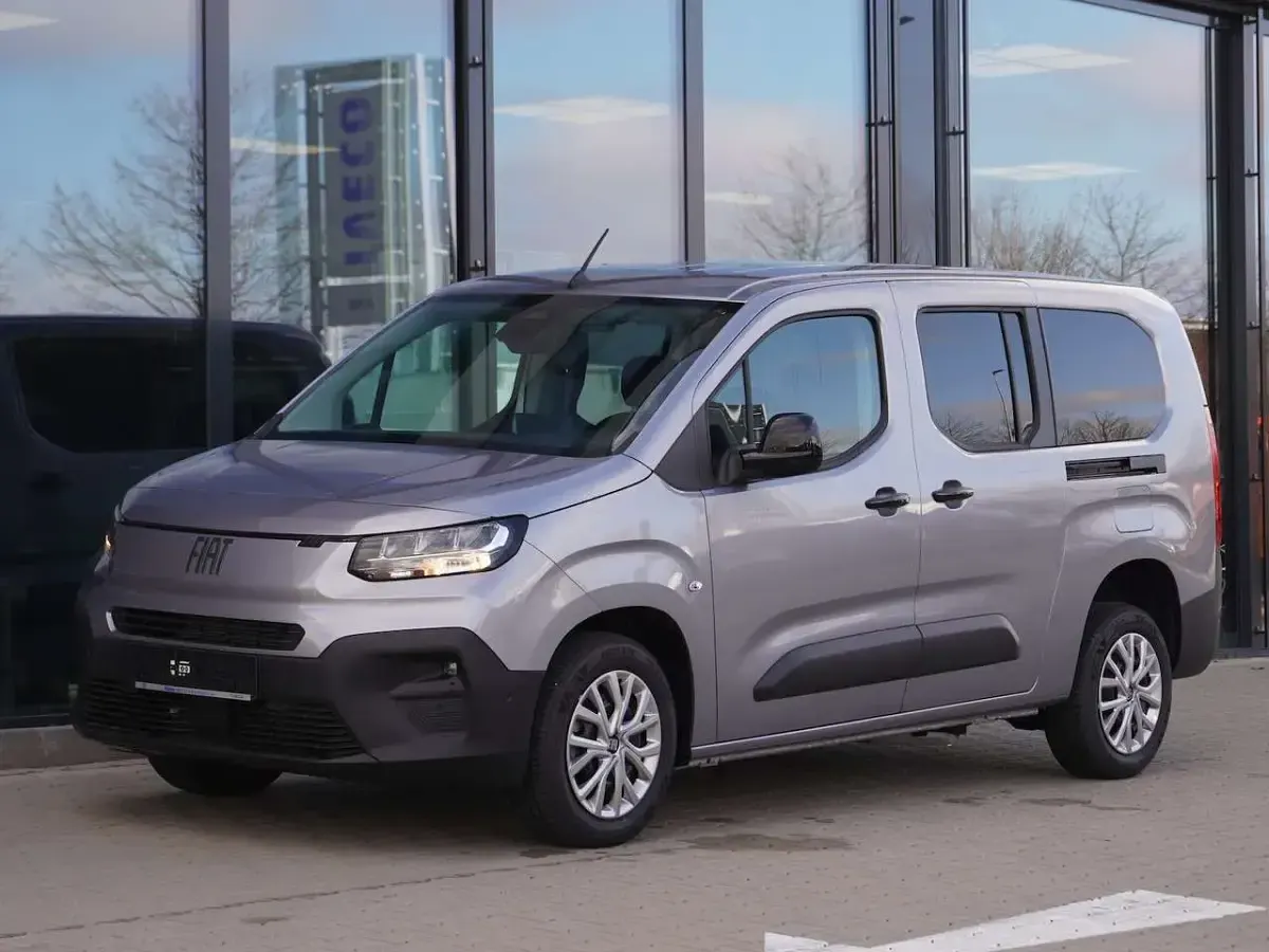 Neu Fiat Doblò 131 PS (96 kW) 2026 Silber Van / Kleinbus
