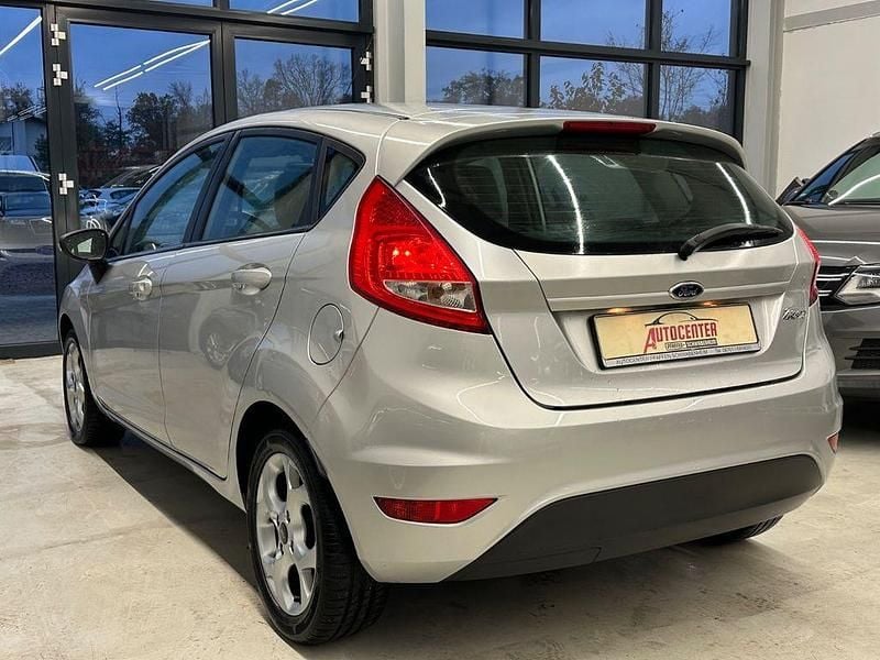 Gebraucht Ford Fiesta Trend 60 PS (44 kW) 2012 Silber Limousine