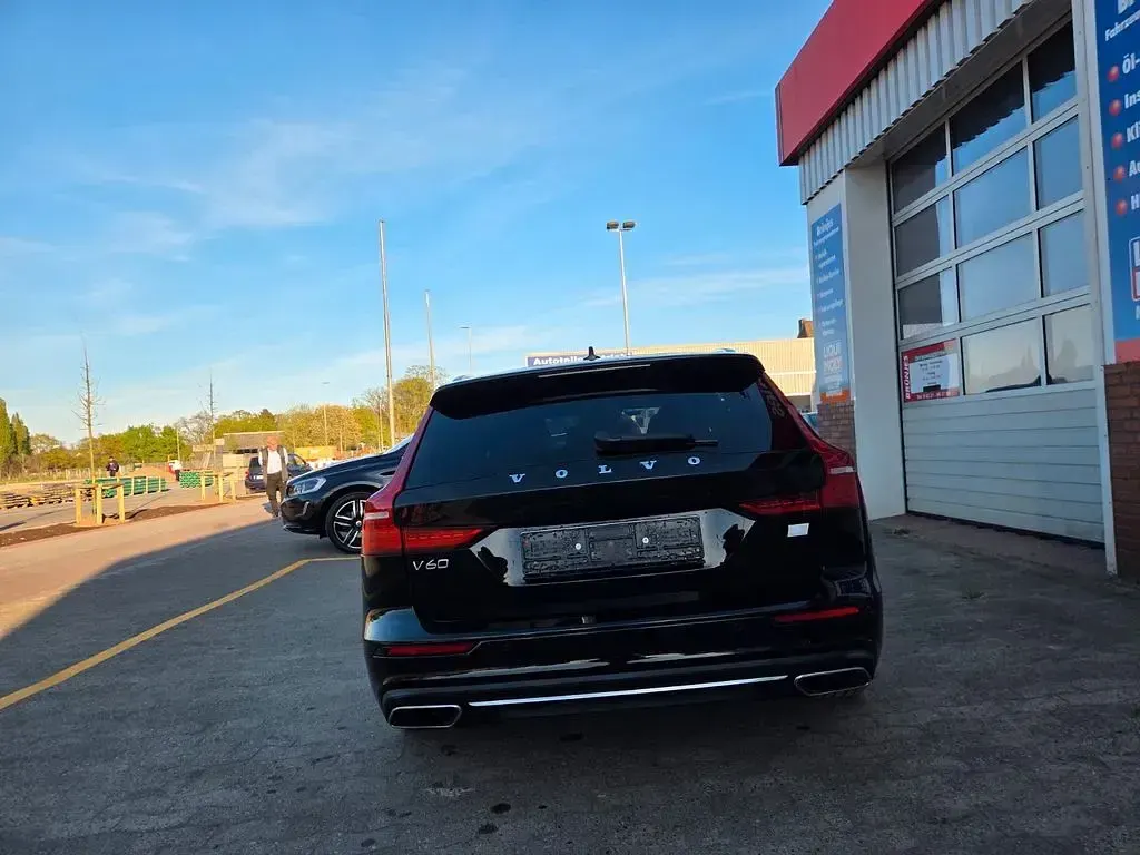 Gebraucht Volvo V60 Core 253 PS (186 kW) 2022 Schwarz Kombi