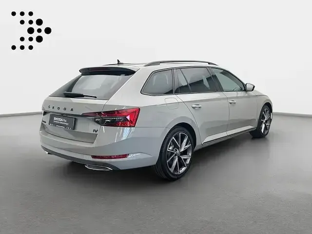 Gebraucht Skoda Superb 218 PS (160 kW) 2023 Stahlgrau Kombi