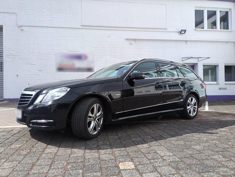 Gebraucht Mercedes E250 Avantgarde 204 PS (150 kW) 2011 Schwarz Kombi