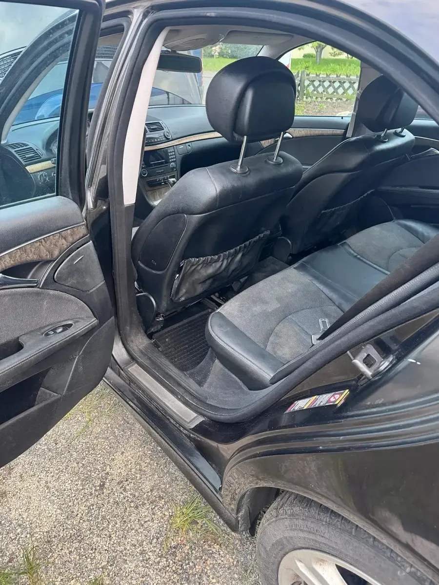 Używany Mercedes E280 190 KM (139 kW) 2005 Czarny Sedan/Limuzyna
