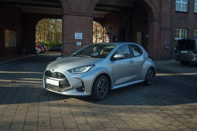 Silber Gebraucht 2023 Toyota Yaris Team Limousine | 19.850 € (Fairer Preis) - Bild 1/4