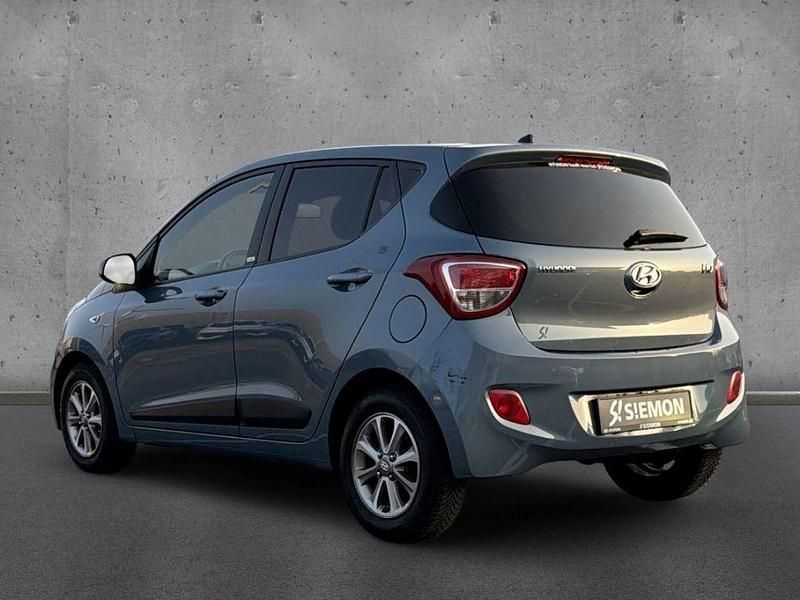 Gebraucht Hyundai i10 Passion 67 PS (49 kW) 2016 Hellblau Kleinwagen