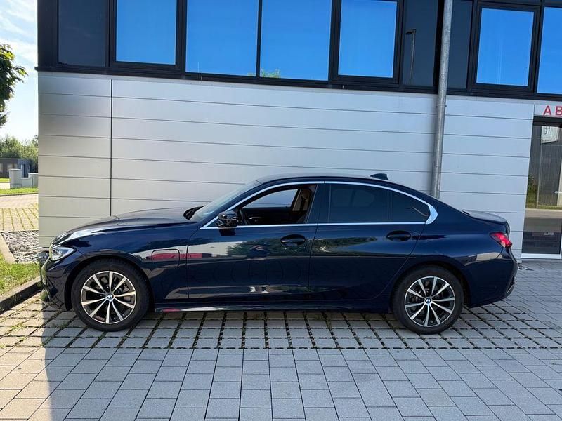 Blau Gebraucht 2021 BMW 330e Luxury Line Limousine | 29.999 € (Fairer Preis) - Bild 1/4
