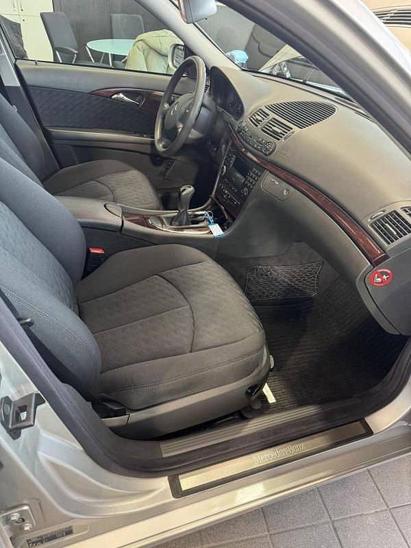 Gebraucht Mercedes E220 150 PS (110 kW) 2002 Silber Limousine