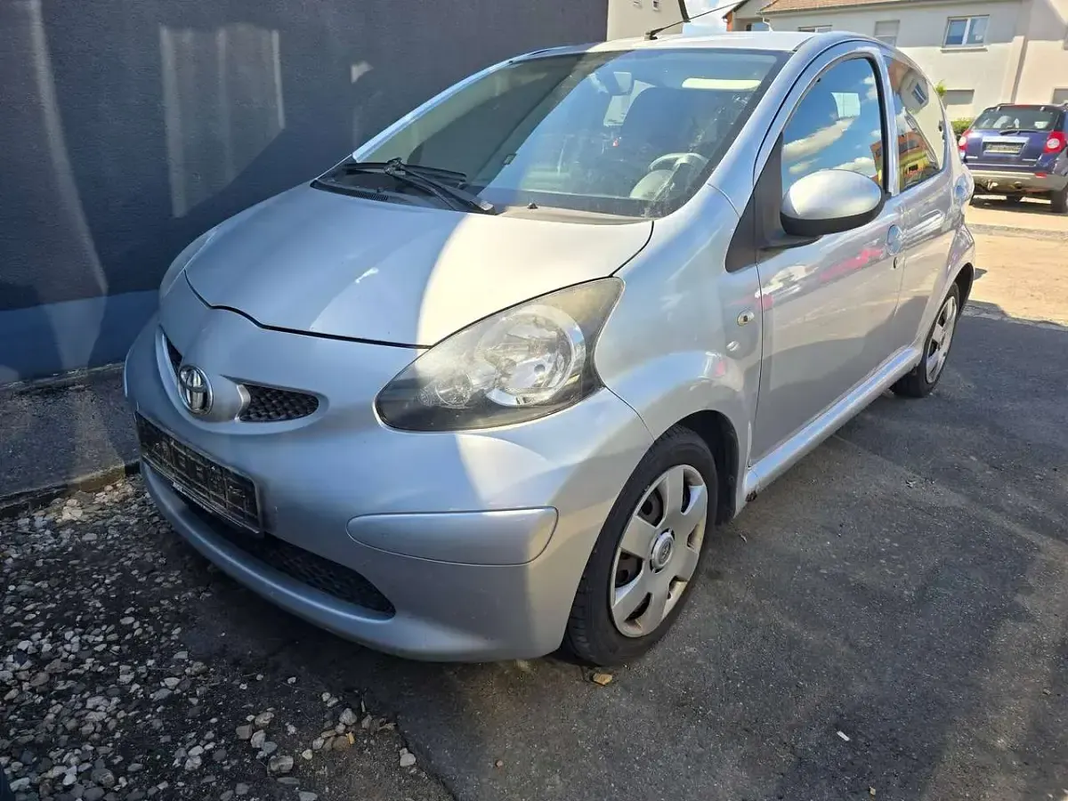 Gebraucht Toyota Aygo Basis 68 PS (50 kW) 2009 Silver mica metallic Kleinwagen