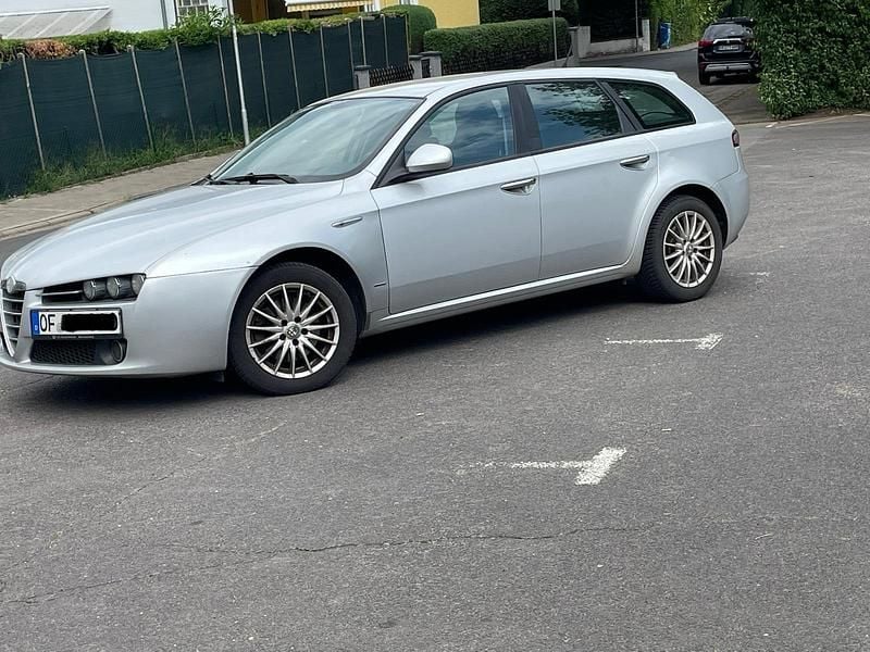 Silber Gebraucht 2016 Alfa Romeo 159 Kombi | 1.150 € - Bild 1/4