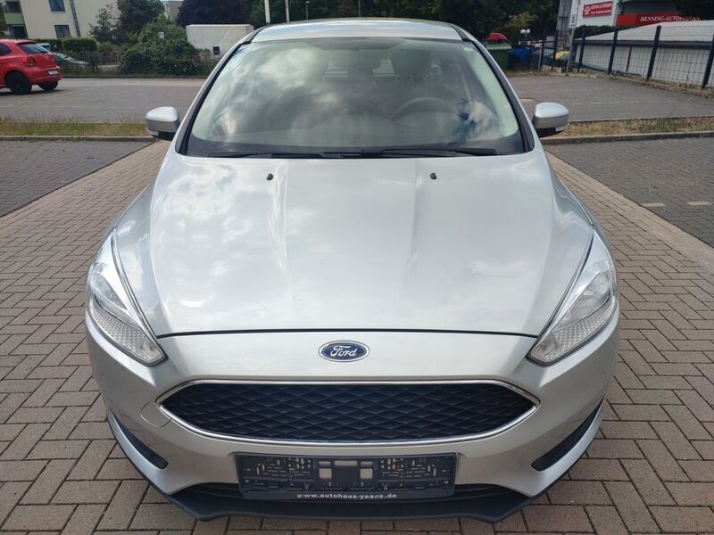 Silber Gebraucht 2017 Ford Focus Cool & Connect Limousine | 5.790 € (Superpreis) - Bild 1/4